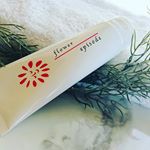 いつものムダ毛処理に、「ツルぴかシェービングクリーム」を使ってみました💕＊普段、ムダ毛処理ってお風呂でボディーソープか石鹸をつけて剃っていたけれど、乾燥するこの季節、剃った場所がカサカサヒリヒ&hellip;のInstagram画像