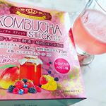 ベリー味のKOMBUCHAを飲んでみました💕＊このコンブチャスティックには、・醗酵紅茶エキス・乳酸菌で発酵させたトマトエキス・カシスエキス・米麹&hellip;75種類の果物野菜を醗酵し&hellip;のInstagram画像