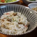 今日の晩ごはん#福豆とベーコンの炊き込みご飯 #レシピあり先週奥歯を抜歯したので、今年は#恵方巻 を噛じれず。固くて味気ない#節分の豆 、#ご利益 あるって言われても、小さ&hellip;のInstagram画像