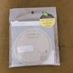 😳💋💄👄.水だけで落とせる クレンジングパフの紹介です💋200回ほど使用出来て環境にやさしい🌱まずジッパーがついた袋とってもかわいいです!!🍊匂いシールがついてるから&hellip;のInstagram画像