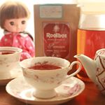ルイボスティーでぬいぐるみたちとお茶会♪娘は日本酒みたいに注ぎこぼす流儀なので困ります&hellip; ❤ルイボスの効能☕ルイボスの赤い色素がインフルエンザ予防によいと聞いて娘にも飲ませてます。(ルイボ&hellip;のInstagram画像