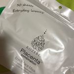 ロゼベ エンリッチフェイスマスク〜😍 匂いは酸っぱい感じの、でも爽やかな^_^メイドインジャパンです。一袋に30枚と、お得です✨30分経つと結構ペリペリ剥がれるくらいに乾くので、肌に浸&hellip;のInstagram画像