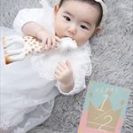 .ハーフバースデーの記念に、写真を撮ってもらいました📸モニターで頂いたマンスリーフォトカードも一緒に...💓.やわらかいイラストが可愛いし、裏面がアルバムになってるから1年経ったらまた&hellip;のInstagram画像