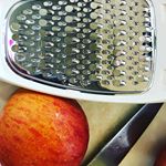 ののじさんのサラダおろしを使って、皮ごとりんごジャムを使ってみました！【材料】りんご 2個砂糖 大さじ3シナモンパウダー 少々※レモン汁入れても良いよ【作り方】①りんごの皮&hellip;のInstagram画像