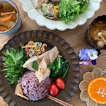 ✩おはようございます☺︎.黒米ごはん ⁎しいらのバター醤油〜ほうれん草炒め ⁎キムチ鍋スープ ⁎ツナとパプリカ、きゅうりのサラダ ⁎大根の漬物 ⁎ポンカン.バレンタインの今日、、、&hellip;のInstagram画像