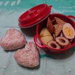 .#おでん の翌日の #お弁当 は#ハートおにぎり と #おでん 🍢#おにぎり は #プレミ本舗 様の #まるごとキューブだし  を加えて炊いたご飯に、梅肉とすりごまを後混ぜ。&hellip;のInstagram画像