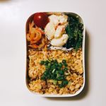 🍱🥢.牛肉炒飯🤤💓切り干し大根の煮物ポテトサラダほうれん草の胡麻和えトマト.このポテトサラダは、ヤマザキのInstagram画像