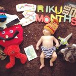 ..あっという間に3ヶ月〜◡̈💕.🐶と一緒に3回目のベビアート✨.お昼寝アート目指して頑張るんやけど次こそ💡‼️.鬼さんと息子の間にある3monthsのカー&hellip;のInstagram画像