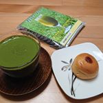 .#酵素が生きてる青汁 #青汁プロ非加熱の生搾り製法。#大麦若葉 と #ケール のまろやかな味わい。頂き物の #お菓子 と一緒に😁一般的な青汁と比べて、とっても色が綺麗&hellip;のInstagram画像