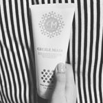 使用方法は気になる部分に厚さ1〜３ミリ程度に塗った後、5〜10分置いてティッシュなどで拭き取り、よく洗い流す。使い心地は独特な匂いはなくさっぱりした匂いで、全然気にならないです。容器とスポンジが一&hellip;のInstagram画像