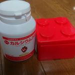 『カルシウムグミ』🍓 やっと数字を読めるようになって、自分でお勉強😊✏️ 次男はお兄ちゃんの分までテニスを練習中🎾 やっと行くようになってくれた😅 長男は包帯を外して、腕をつりながらだけどお風呂に&hellip;のInstagram画像