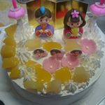 今年のひなまつりは手作りケーキにしました❤スポンジ、ホイップクリームフルーツで盛り付けて最後にアートキャンディーで飾り付け。#娘 が積極的になって飾りつけをしてくれました😊#ア&hellip;のInstagram画像