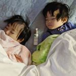 ．敏感肌＆乾燥肌に使える保湿美容液をモニターさせて頂けたので使ってみました🙌．赤ちゃんにも使えるということだったので子どもたちの全身保湿に使いました！．まず私自身の手が手荒&hellip;のInstagram画像