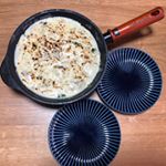 ワンパンでグラタン♪チーズの焦げ目も欲しいので、バナーで🔥熱々出来たてが食べられましたー😋和平フレイズのオンザテーブルパンは、フライパン一つで料理を仕上げることが出来、出来上がった料理をそ&hellip;のInstagram画像