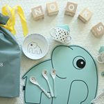 @nookswebshop の可愛い可愛いゾウさん柄の子供用の器&hearts;️.元々同じ種類のやつを自分で持っていたためマグとスプーンとフォークを組み合わせて並べてみました&hearts;️.２枚目が頂いたや&hellip;のInstagram画像