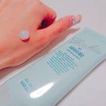 #口コミ サイト見てたら、#美白効果 やシミに評価が高いアイテムを見つけたので早速使用してみました😉👐_私が気に入ったのはまず何よりもボトルデザイン💓薄いチューブ型なのでポーチ&hellip;のInstagram画像