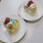 産休入って久々のケーキ作り( &uml;̮ )いちごのチーズミルクレープなんとか完成😅イースターにはチョット早いけどモニプラで当選したアートキャンディのイースターケーキオーナメントでデコレーション&hellip;のInstagram画像