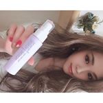 ..化粧崩れを防げる最近愛用してるヴィ・ヴィの色持ちミスト💄ラメコスメをよく使う人とかキラキラしたメイク好きな人とかは更におススメ♡ラメ飛び防止にも色持ちにも💮.グレー&hellip;のInstagram画像
