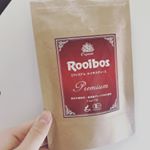 ...ルイボスティー当たった:;(&cap;&acute;﹏`&cap;);:ちょっとシール？剥がしたらベリベリ汚くなったけど、めちゃめちゃ美味しいわこれ(笑).普通に今まで飲んだ中で1番美味しい😖💓😭&hellip;のInstagram画像