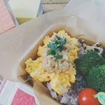 今日の#ランチ は「#ツナの味噌そぼろ丼 」包丁&まな板を使わず、卵のそぼろも#電子レンジ調理 。パパッと作れるから、お弁当にもいいなぁ😋#ツナの味噌そぼろ は、ごはんが進&hellip;のInstagram画像