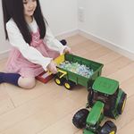 農業機械のトラクター＆グリーントレーラーが我が家に🚜.#ジョブインターナショナル 様より。 #bruder （#ブルーダー ）社の商品です🌸.色々なものを入れて、ザーッとできます🤣&hellip;のInstagram画像