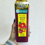 .これ１本で入浴料、角質ケア、ボディクリーム、スクラブ、ネッククリーム、毛穴ケア、アロマコスメの７役こなしてくれるバスソルト🙏💕.椿の香りのフローラルな甘い香り💐水に溶けると赤&hellip;のInstagram画像