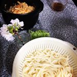 今晩は#亀城庵 の#うどん です。うどんだけじゃお腹空いちゃうのでまたまた#土鍋 で#炊き込みご飯 昨日#長男 が落ちてて可哀想だからって拾ってきた#桜 の枝も一緒に春っぽさを出してもらいまし&hellip;のInstagram画像