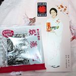 アンク☆の好きな焼海苔は、山本海苔店『焼海苔』＜四切＞.歯触りや口どけが良く、とてもおいしい焼海苔なんですよ💕.四切になっているので、手巻き寿司やパッカンおにぎりが作れたり、色&hellip;のInstagram画像