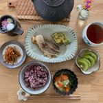 .おはようございます ☺︎.⁎黒米雑穀米 ⁎真鱈のバタポン焼き ⁎菜の花と海苔の佃煮の卵焼き ⁎金平ごぼう(解凍おかず) ⁎具沢山のお味噌汁 ⁎キウイ.今回はTIGERルイボスティ&hellip;のInstagram画像
