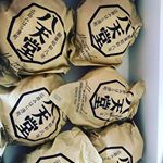 パン屋さんで働いた初日に﻿何やら宅急便が！﻿﻿箱を開けると📦﻿パンだ！！！﻿6個も入ってるー♪♪﻿﻿嬉しい😃﻿今日は自分で焼いたパンを記念に買ってきたけど🥖﻿（たく&hellip;のInstagram画像