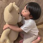 🐻・最近Tedがお気に入りのあらたくん👦🏻・ちゅーーしてるところたまたま撮れて📷親バカ炸裂🤦🏼&zwj;♀️💓・・この時来てる服は@tokyo_by_artpean&hellip;のInstagram画像