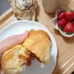 今日の朝ごはんは、八天堂の「くりーむグラパン」🍞チキンとカレーをいただきました😋ベーコン は夫が美味しいと食べてました～思ってたより小ぶりで、だけどそれがちょうどいい✨グラタンソースが美味しい&hellip;のInstagram画像