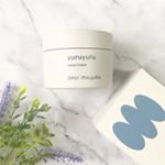 dear mayukoのピュアセリシンTM配合の濃厚なハンドクリーム🌸パッケージがとってもかわいいのでいつも会社のデスクに置いて使っています。 私の使っているハンドクリームの香りの名前はy&hellip;のInstagram画像