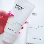 SUPER CARE  BODY CREAM︎︎︎︎✨ 最近使い始めた～っ☺️ 乳液くらいのテクスチャーで凄く軽いのに潤ってる✨ベタベタしないところも好きかな！界面活性剤不使用で赤ちゃんの&hellip;のInstagram画像