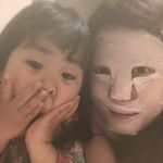 泣かれるよりマシやけどそんなにビックリしやんでいいやん😢そういえば2歳の時は大泣きされたな笑。。ラスト１枚のTBCのフェイスマスク✨今日もいい感じに潤った♫#何回も&hellip;のInstagram画像