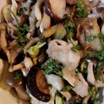 今日は１日ずっと筍を茹でたり、おかずにしたりとで筍まみれになりました。この時期の自炊は筍がたくさんおかずに登場します。筍の若竹煮、筍と野菜と豚肉のタイ風炒め物、メンマ。怖いだろ・・&hellip;のInstagram画像