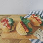 今日の#ランチ は「#ホットチリドッグ 」#シャウエッセンホットチリ を使って、#パンランチ 🍞ピリ辛ウインナーとなれば、これが食べたくなる〜😆♪のInstagram画像