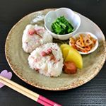 そして&hellip;。海の精さんの「桜の花塩漬け」で、翌日のランチは、桜ご飯のおにぎりで、ほっこりランチ。【2】.こちらも塩出しをした桜の塩漬けを刻んで混ぜただけ。それだけで、しあわせを感じること&hellip;のInstagram画像