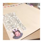 𓂃𓃟✧⋆.旦那さんの職場の広報誌に娘の写真が掲載されたので義両親にもお届け𓂃𓅮꘎࿺.封筒には先月作らせていただいた娘のシールを♡喜んでもらえますように！.#みん&hellip;のInstagram画像