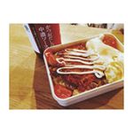 ぐっもーにんさんさんさーん🌈GWいかがお過ごしですか？今日はオススメKAMADAさんの&rdquo;かつおだし中濃ソース&rdquo;を使って えんたんに【ロコモコ弁当】を作りました🤭👍ハンバーグは鶏むねとサ&hellip;のInstagram画像
