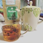 TIGERさんから頂いた有機ルイボスティー✩.*˚ルイボスティー特有の香りが控えめでルイボスティーが苦手な方でも飲めそう🥰天空も美味しそうに飲んでる🤩オーガニックだから子供から&hellip;のInstagram画像