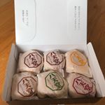 .八天堂様より、プレミアムフローズンくりーむパンを頂きました。生クリーム、抹茶、小倉、カスタード、チョコレートの味が計6個です。.クール便にて昨日届いたので、1日冷蔵庫に入れて解凍しま&hellip;のInstagram画像