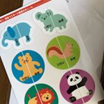 懸賞に当選したのにまだ夏の靴履かせられない冬場だったので今頃&hellip;便利な絵合わせシール❤️絵だけではなく、みぎ、ひだりって書いてあるのも^ - ^アニマルバージョンが当たったのでたいゴ&hellip;のInstagram画像