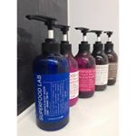 @superfood_lab 様からいただいたボディウォッシュ✨今までのボトルと一緒に並べるとめっちゃ可愛い💕青いボトルって何かオシャレに見える💓ネットで泡立てて手のひら洗&hellip;のInstagram画像