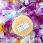「スーパークイーンオブソープ　ラベンダーオールオーガニック」です。.アンティアンの有機栽培無農薬の究極の洗顔石鹸です。オーガニック素材にこだわり作られています。.石鹸の封を開けるとラベンダーの&hellip;のInstagram画像