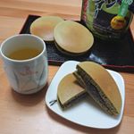 candy_sarry.抹茶どらやき本日のおやつ 😁グルテンフリー ソルガムキビのホットケーキミックスに玉露園様の濃いグリーンティーと卵、水を加えた生地を、BRUNOホットプレートで焼きま&hellip;のInstagram画像