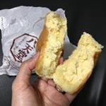 八天堂のプレミアムフローズンくりーむパン！今日はデザートにカスタードとチョコレートを食べました♡冷凍で60日持つので、贈り物におススメ！もともと普通のくりーむパンでお客さんのお土産にし&hellip;のInstagram画像