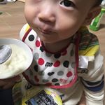 #おやつヨーグルト #カスバニ #子供のいる暮らし #monipla #azuminofood_fanヨーグルトは、無糖をあげてるのだけど、カスタードバニラヨーグルトをあげてみたら美味しいみた&hellip;のInstagram画像