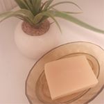 手作り洗顔石鹸専門店アンティアンさんから、1番人気のラベンダーハニー🐝⋆゜を。.石鹸ってちょうど勉強してるから知り得た知識を交えてみるけど、ルイ14世がものすごーく厳しい基準を設けて今&hellip;のInstagram画像