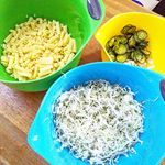 ୨୧┈┈┈┈┈┈┈┈┈┈┈┈┈┈୨୧#クイジナート のカラーボール早速、使ってマカロニサラダの準備中❗小ボールには、ハムとキュウリの塩揉み中ボールには、&hellip;のInstagram画像